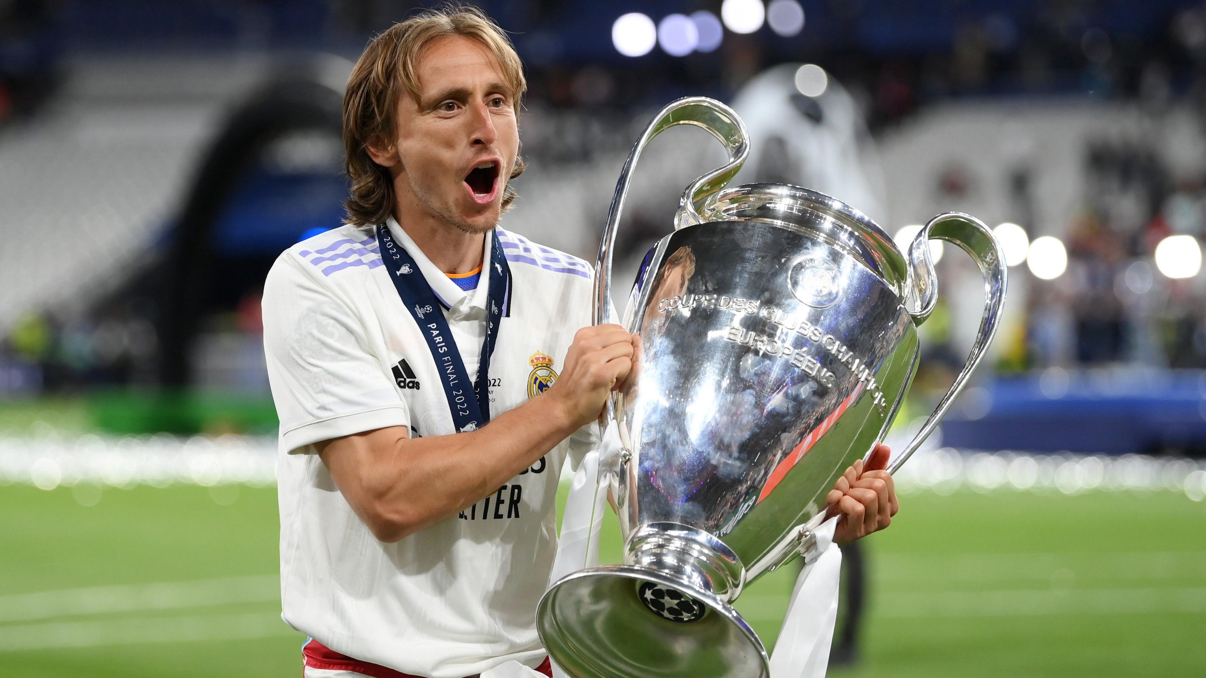 Luka Modrić controls the ball